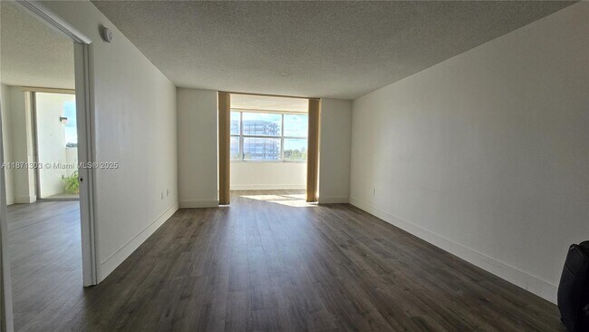 Foto del edificio - 1300 NE Miami Gardens Dr