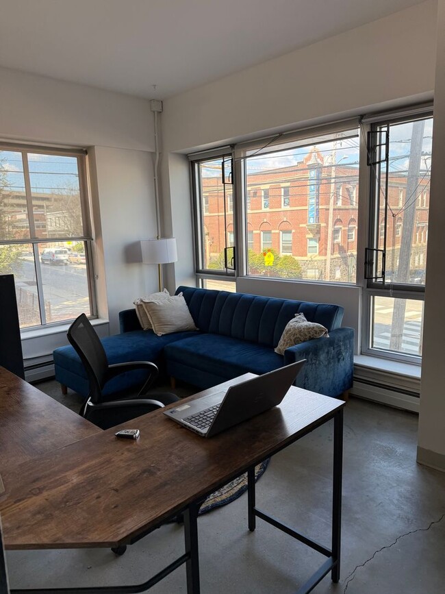 Building Photo - 1 Bedroom Fully Furnished Gem*