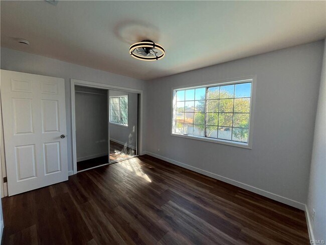 Foto del edificio - 7522 Balcom Ave