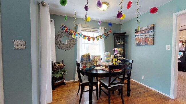 Foto del edificio - Spacious 3 Bedroom, 2 Bath Home Available ...