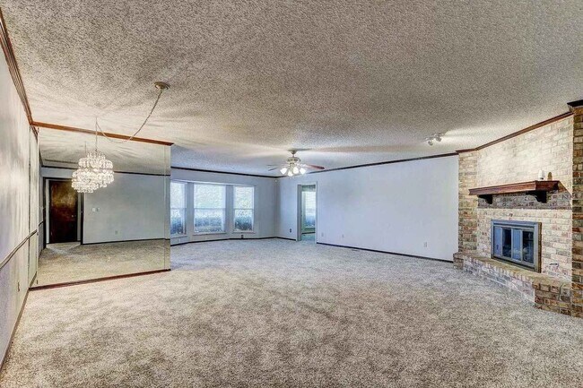 Building Photo - 12300 Green Valley Dr