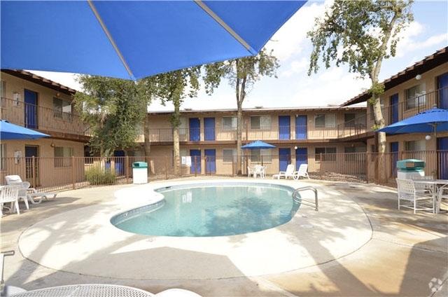 Pool - Chateau Gardens Apartments