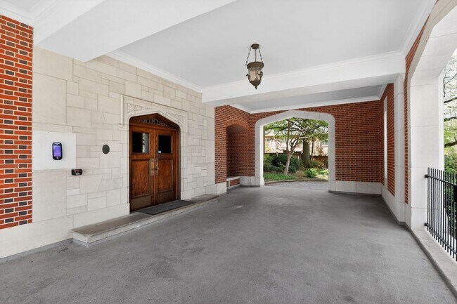 Foto del edificio - Absolutely stunning penthouse level unit in the historic Poplar building in Charlotte's tree line...