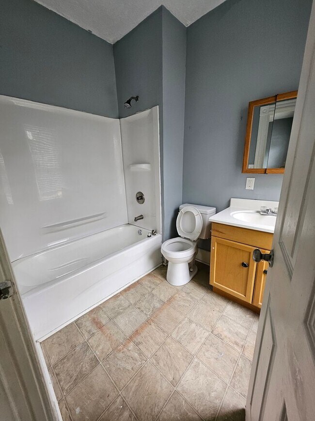 Foto del edificio - Upper 2 bedroom unit