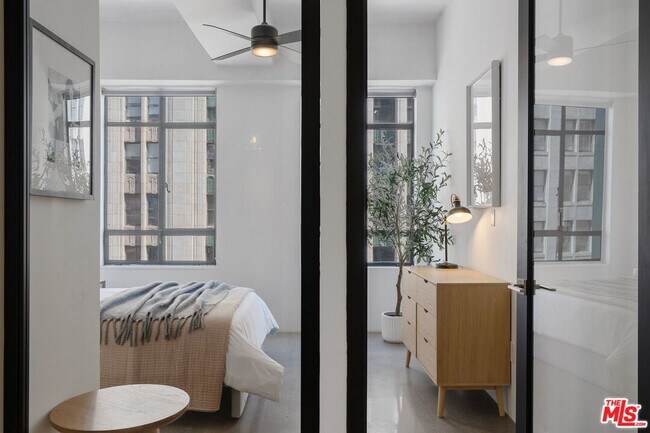 Foto del edificio - 849 S Broadway