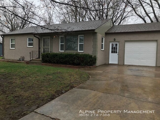 Foto del edificio - East Side 3 Bed/1 Bath Ranch!!