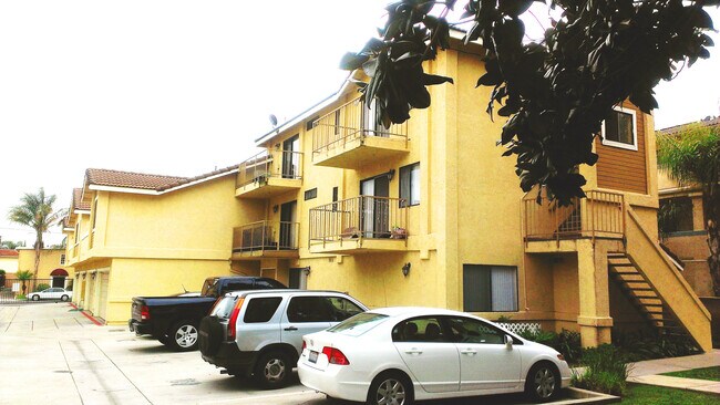 Building Photo - 5831 Kingman Ave