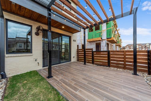 Building Photo - 833 Emerling Dr
