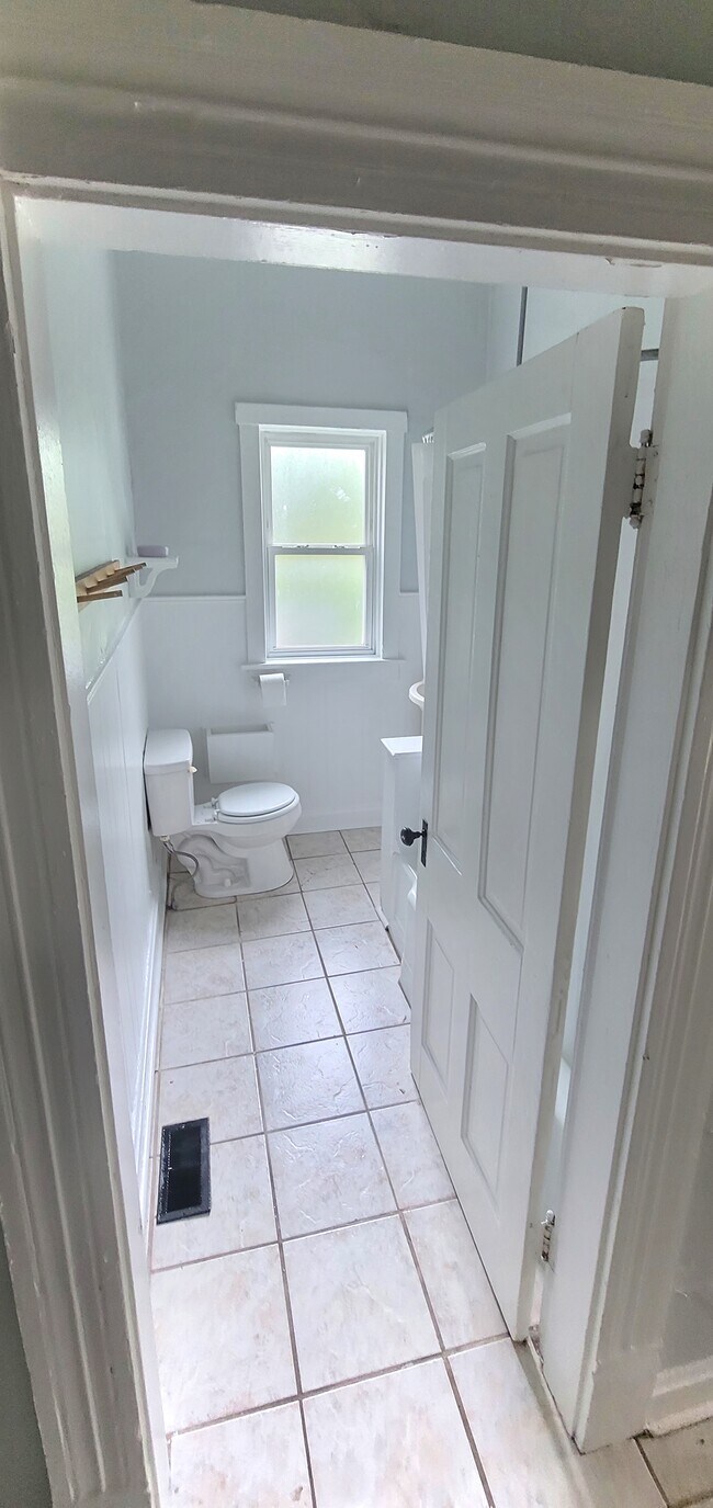 Bathroom w/Tub shower - 59 E Duncan St