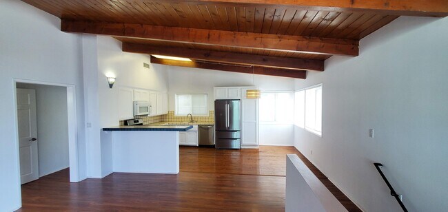 SALA DE ESTAR A COCINA - 3820 Ocean Dr
