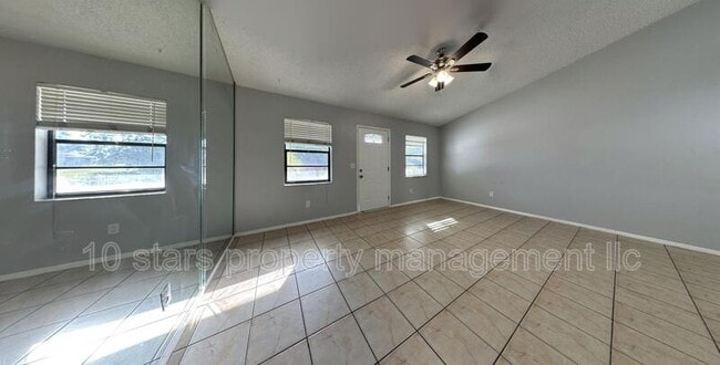 Building Photo - 1159 E Rohe St