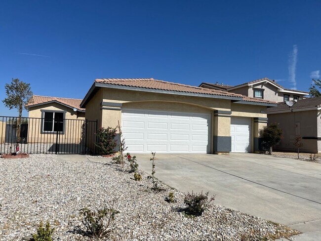 Foto del edificio - 3 bedroom 2 bath home with large yard avai...