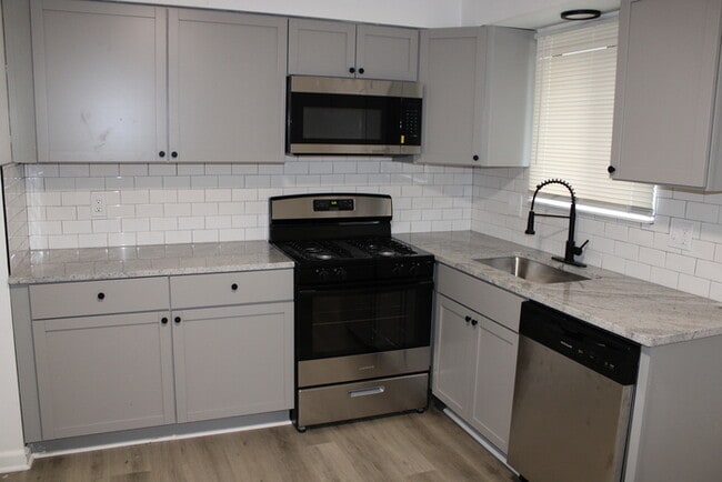 Building Photo - 2-bedroom, 2-bathroom home with vanity in ...