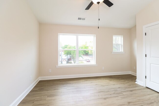 Foto del edificio - Beautiful 3BR 3.5BA Townhome w/ Full Appliance Kitchen Garage Parking in West End