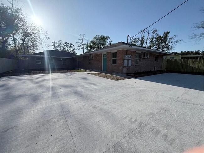 Foto del edificio - 43291 Baker Rd