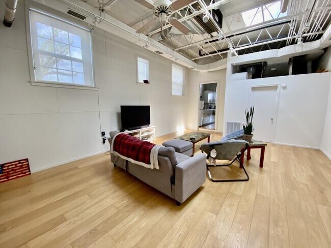 Building Photo - bedroom in Charlottesville VA 22902