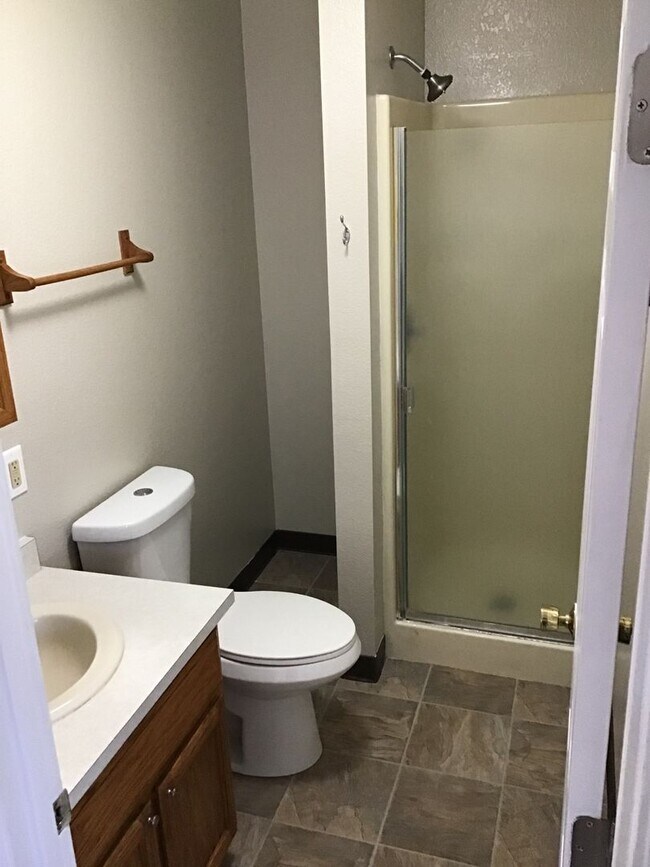 Building Photo - 3 Bedroom 2 Bath House Now Available! All ...