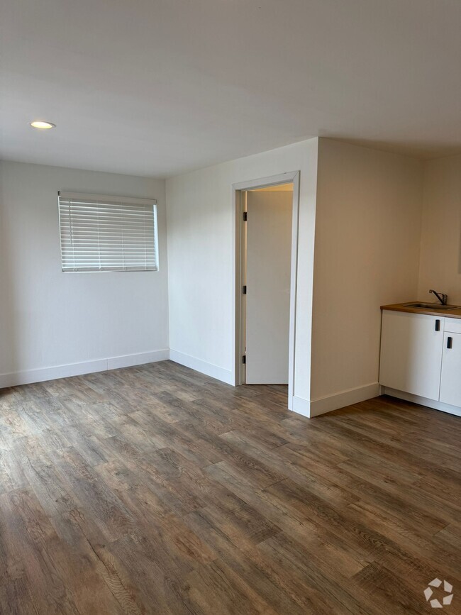 Building Photo - 2718 Ridgeway Dr