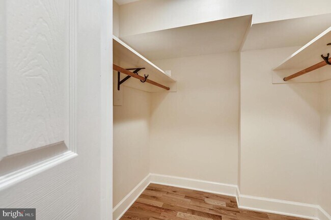 Building Photo - 926-UNIT Newington Ave