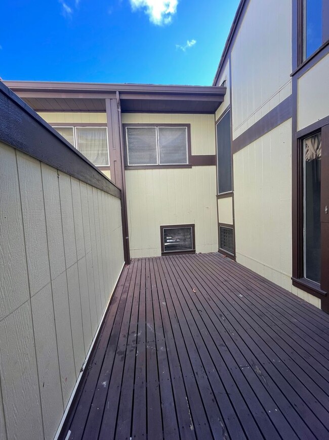 Building Photo - HILLSIDE TERRACE SPACIOUS 3 BED/2.5 BATHRO...