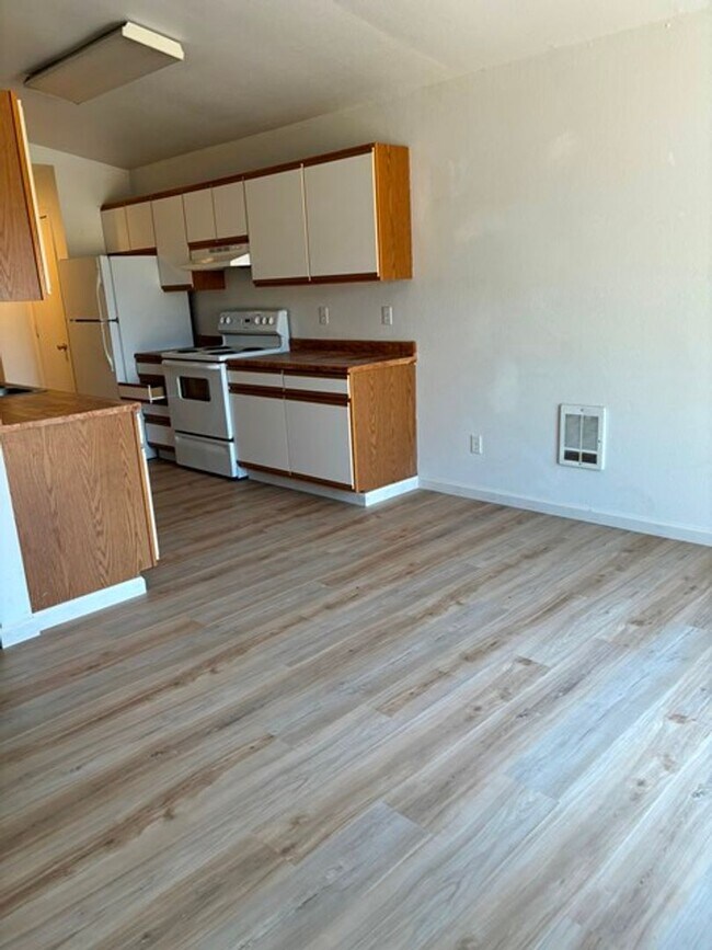 Building Photo - 2 bedroom duplex