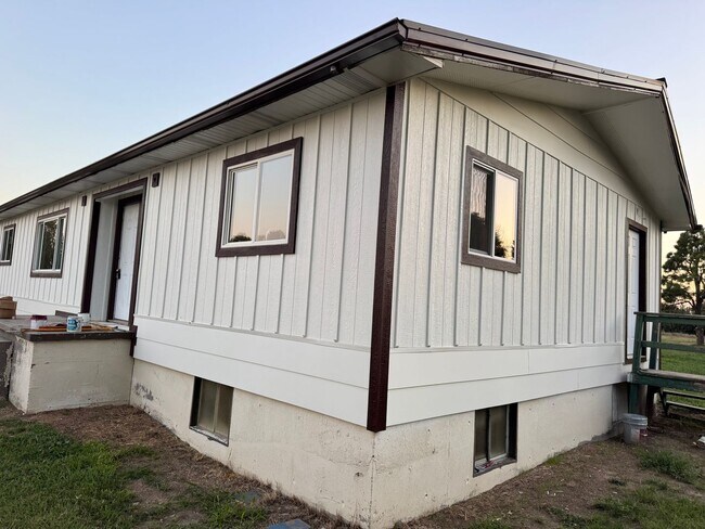 Building Photo - 3 Bedroom 1 Bath - Fully Furnished Available