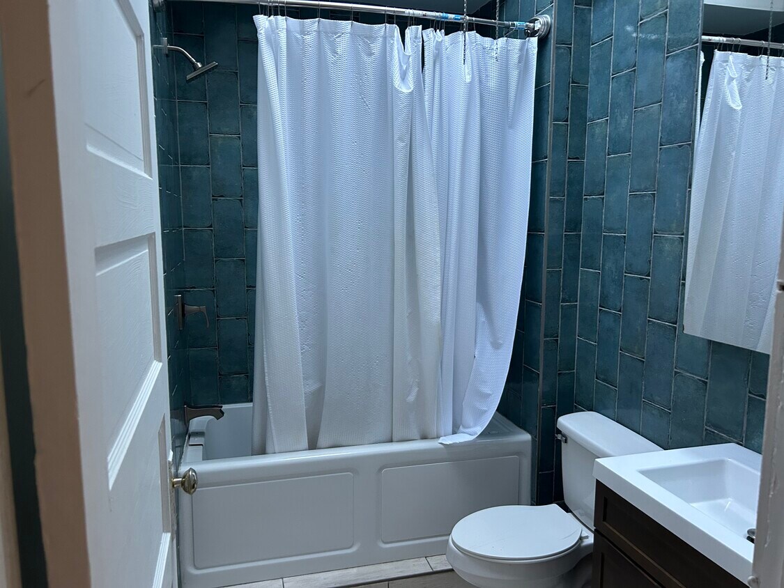 Bathroom - 1925 N Myrtlewood St