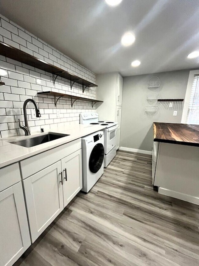 Foto del edificio - Long Term Rental- Creekside Condominiums #20C - UNFURNISHED