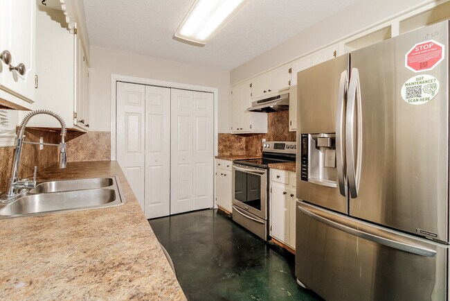 Foto del edificio - 204 Corkwood Dr