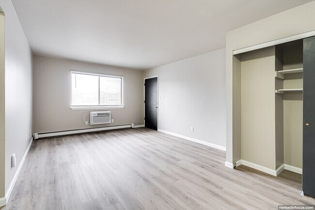 Foto del interior - 671 S. Western Ave.