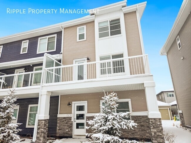 Photo du bâtiment - MODERN 4-BED TOWNHOUSE IN CARRINGTON | Double Garage | Bright & Spacious