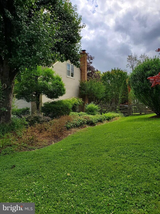 Foto del edificio - 6217 Homespun Ln