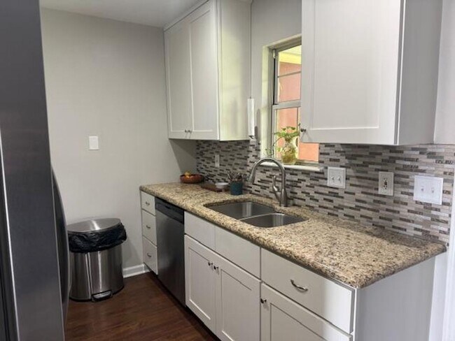 Foto del edificio - 200 Old Spring Hill Ln