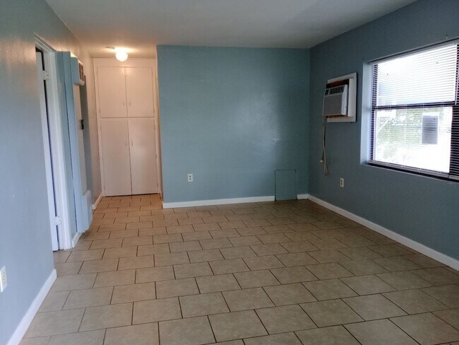 Building Photo - Cozy 1-Bedroom Single Family in Historic D...