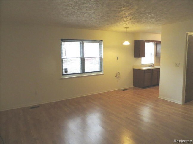 Building Photo - 137 Village Ct
