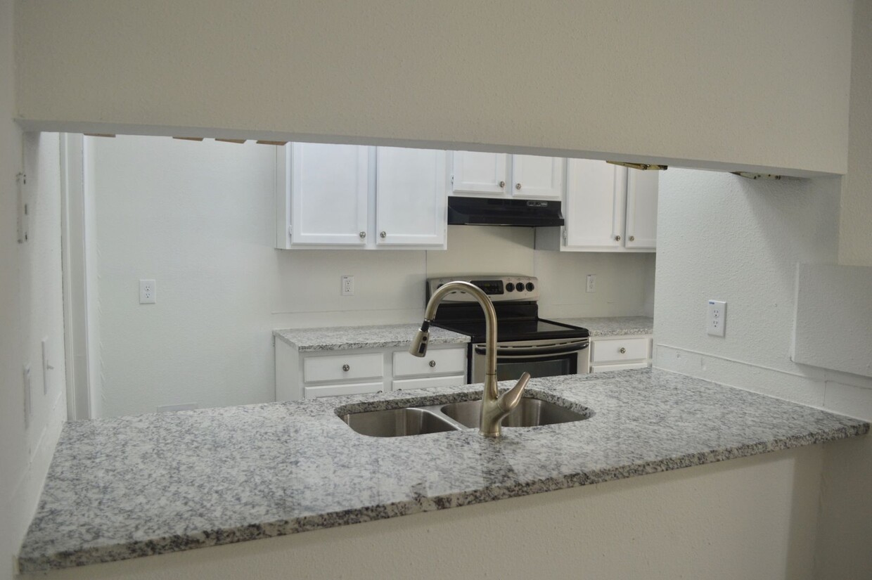 Foto principal - Charming 3 bed 2 bath with a converted gar...