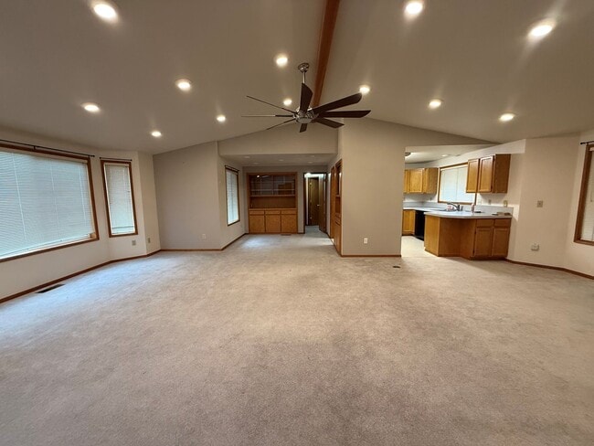 Building Photo - 3 bedroom 2 1/2 Bathrooms