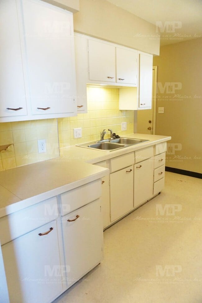 Building Photo - 1013 Castlerock Dr