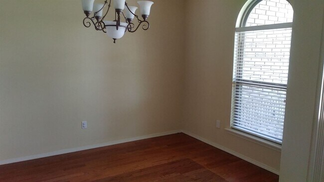 Building Photo - 4 br, 3 bath House - 716 Jeanie Dr