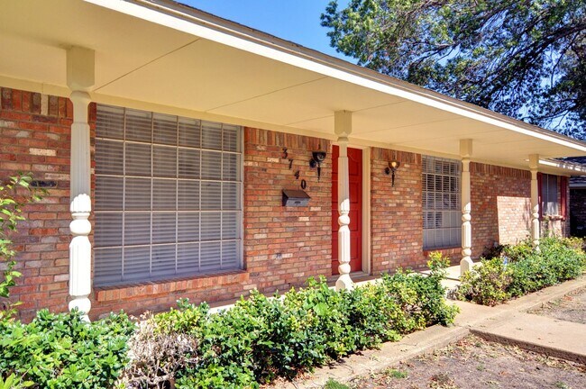 Building Photo - Spacious Three Bedroom Home In SW Fort Worth