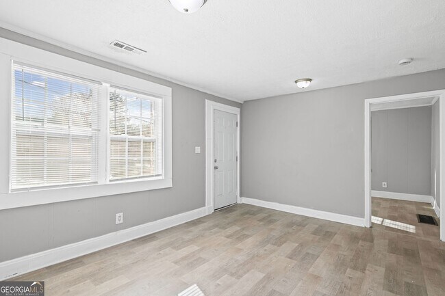 Foto del edificio - 1971 Detroit Ave NW