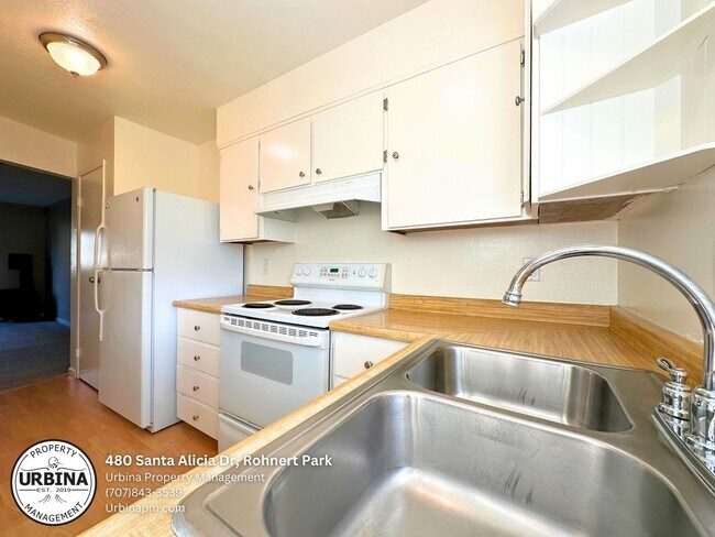 Foto del edificio - Charming 2-Bedroom Townhouse in a Prime Lo...
