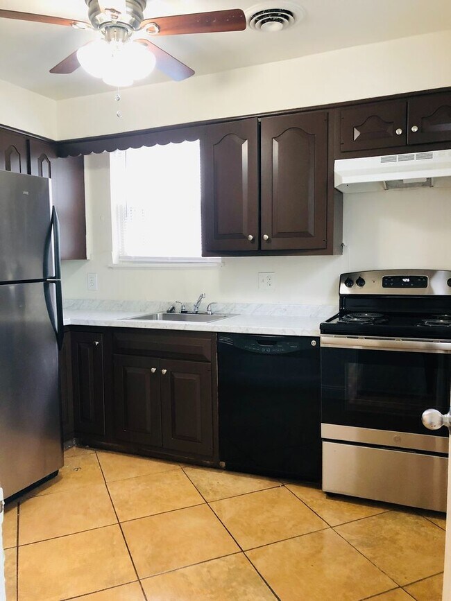 Building Photo - Adorable 3 bdrm/1.5 bath Home on a Corner ...