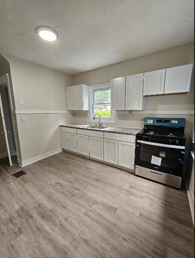 Building Photo - Spacious Elegance: Luxurious 4-Bedroom Sin...