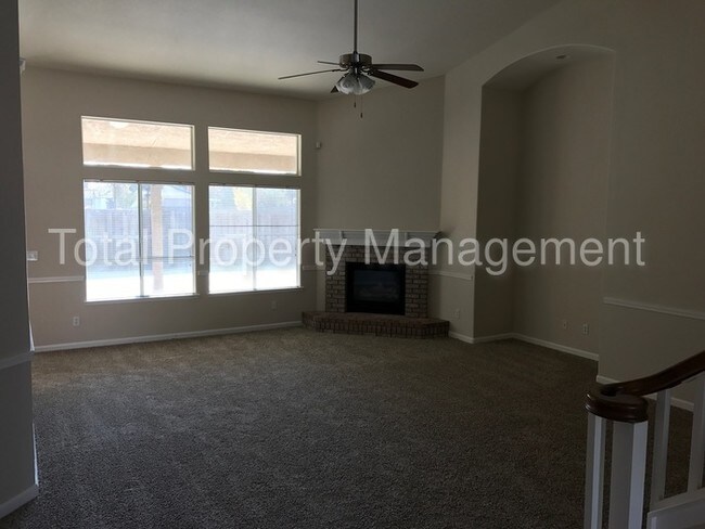 Foto del edificio - 6201 W Crowley Ave