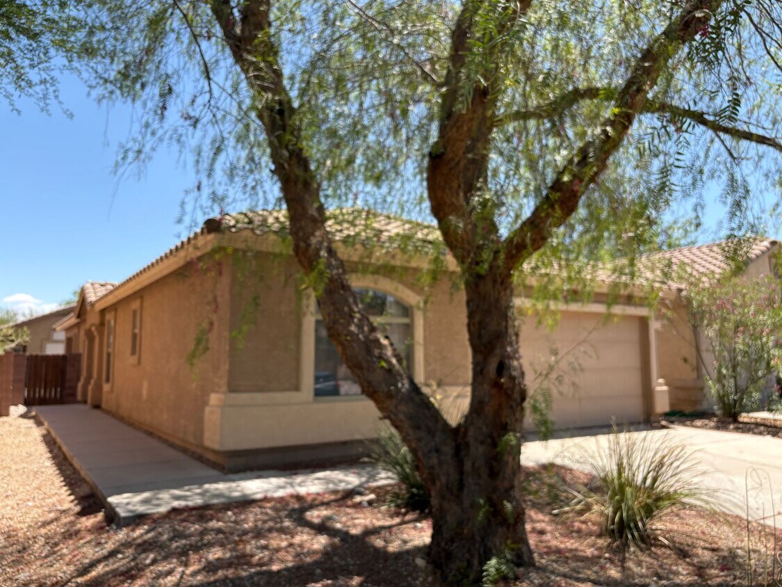 Foto principal - 4 bedroom two bath close to Cienega High S...