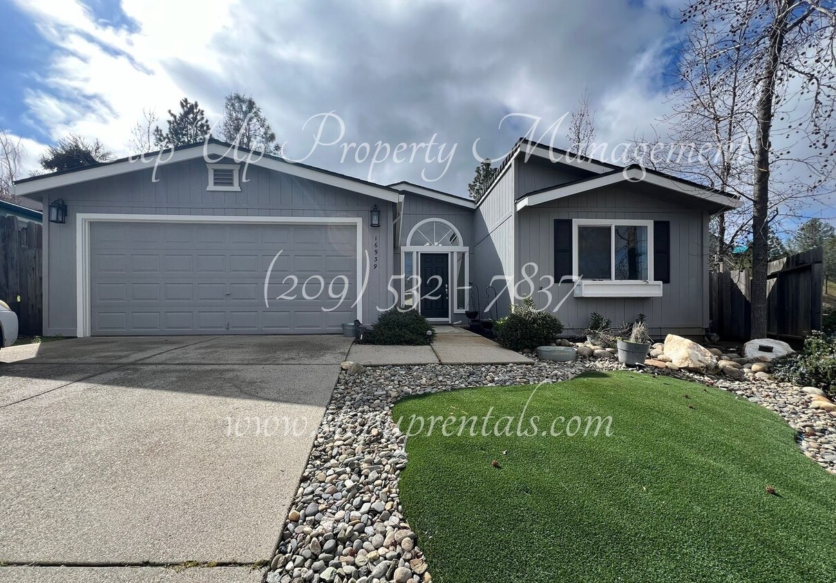 Primary Photo - Beautifully Updated 2 Bedroom 2 Bathroom H...