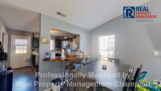 Foto del edificio - Charming 2BD/2 BA End Unit Townhouse w/Fireplace and Fenced Backyard