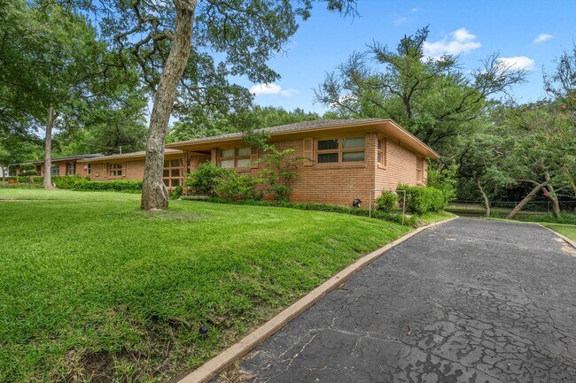Foto del edificio - Private Woodway Retreat