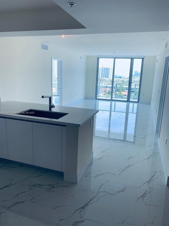 Foto del edificio - 330 Sunny Isles Blvd